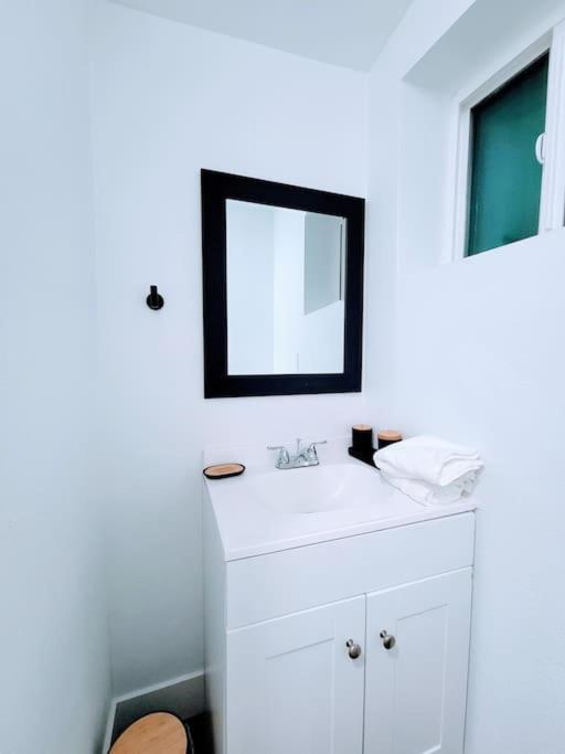 Phoenix Retreat - Studio With King Bed - 10 Min From Airp - Unit C Экстерьер фото