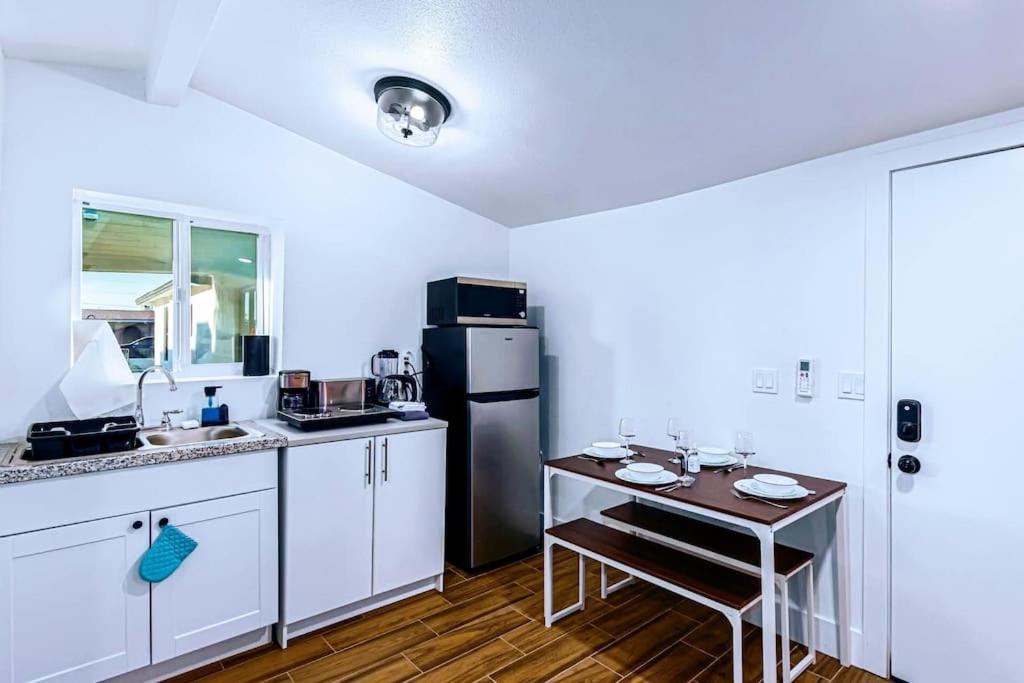 Phoenix Retreat - Studio With King Bed - 10 Min From Airp - Unit C Экстерьер фото